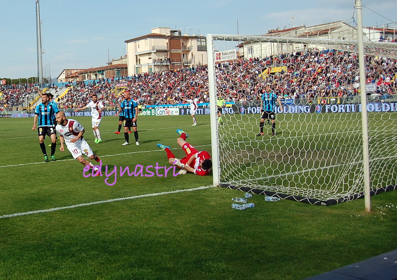 Rosina colpisce la sfera che supera il portiere del Pisa