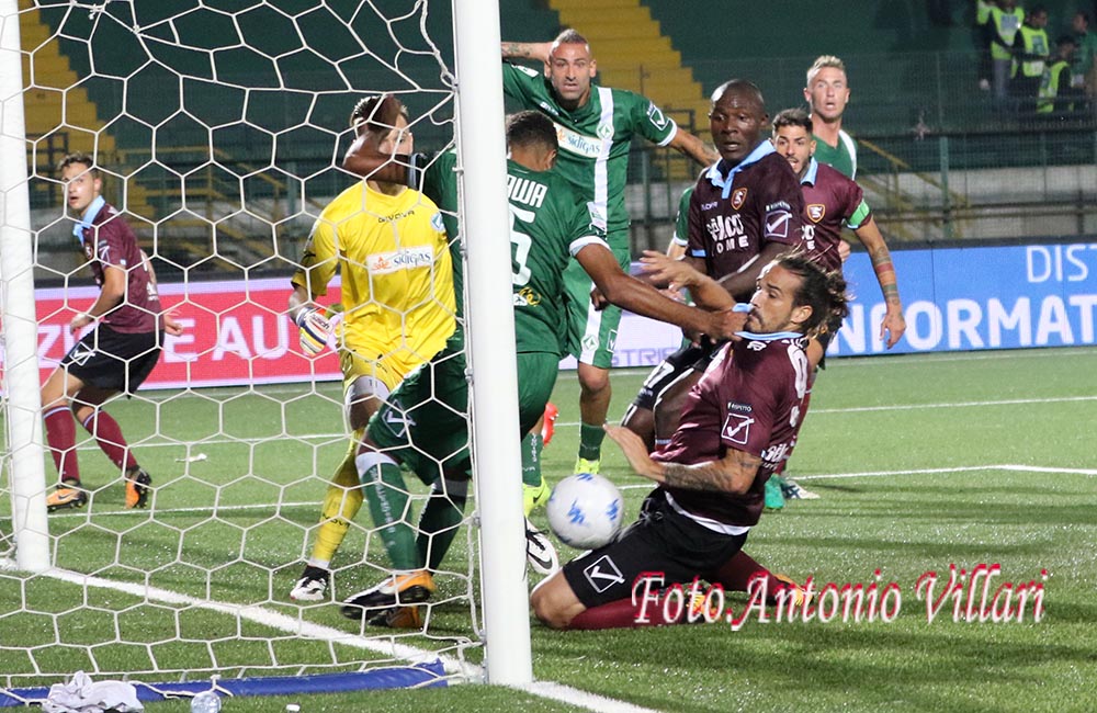 RODRIGUEZ SI AVVENTA SULLA SFERA E SFRUTTA IL RIMPALLO. E' IL GOL DEL 1 A 2 