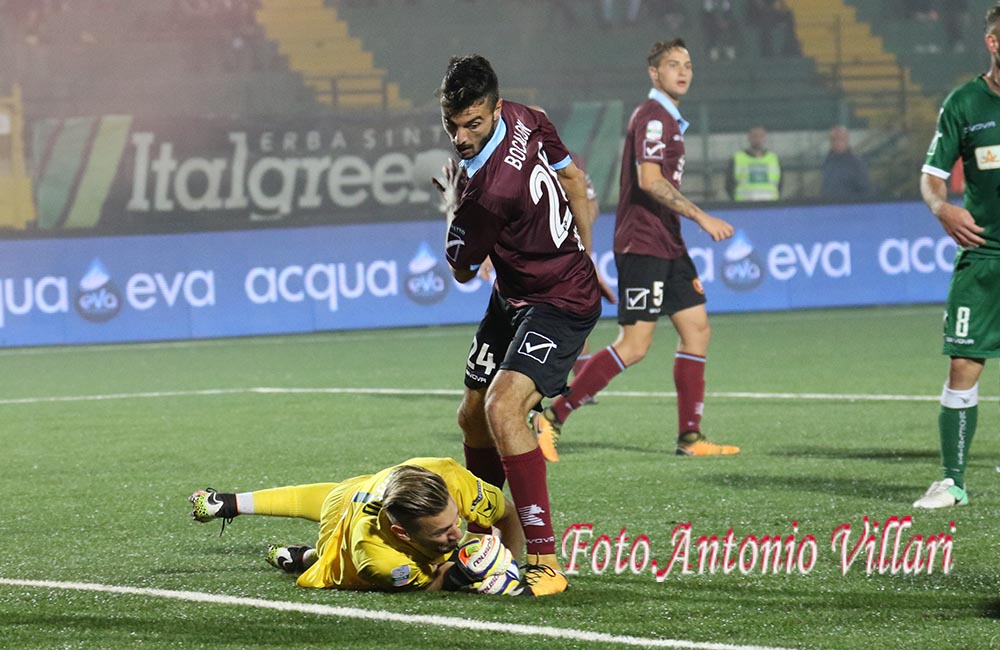 GRANDE INTERVENTO DEL PORTIERE DELL'AVELLINO CHE CHIUDE LA PORTA... ALMENO MOMENTANEAMENTE